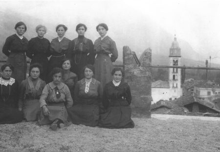 Ragazze di Morgex sulla torre - 1916